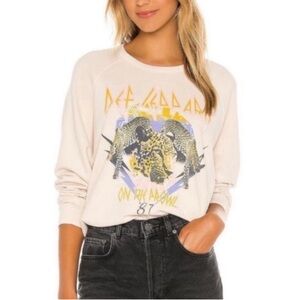 Def Leppard On The Prowl Varsity Crew Sweatshirt in Sand
DAYDREAMER
Color: Sand